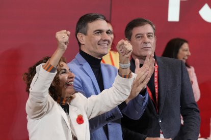 María Jesús Montero, Pedro Sánchez i el candidat a les primàries del PSdeG, José Ramón Gómez.