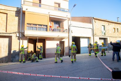 Bombers apuntalant ahir al matí l’habitatge, situat a l’avinguda Catalunya, després que es desplomés una paret lateral.