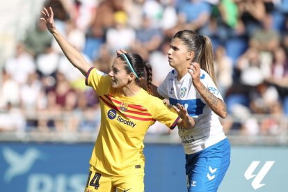 Aitana Bonmatí, en una acció del partit en la qual la marca una defensora tinerfenya.