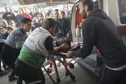 Palestins transporten un ferit a l’Hospital Nasser a Khan Yunis de Gaza després d’un bombardeig israelià.