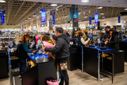 Les grans superfícies comercials de la ciutat també van aprofitar el diumenge d’obertura.