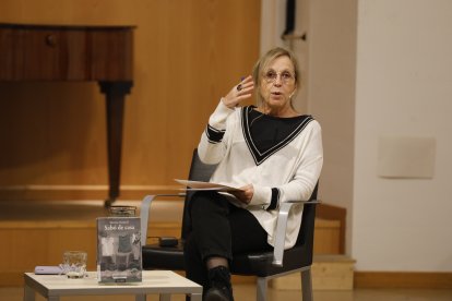 Tertúlia a la Biblioteca Pública amb l'autora lleidatana Montse Vendrell