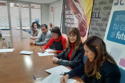 Moment de la firma de l’acord a la seu de Coell.