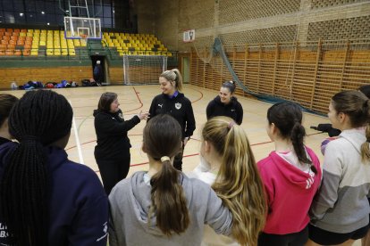 Conversa amb l’entrenadora Cristina Farreras durant la xarrada a l’equip.