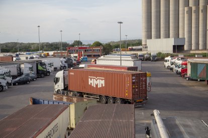 Imatge d’arxiu de nombrosos camions estacionats al polígon El Segre de Lleida.