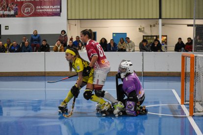 Dai Silva, davant d’una defensora i la portera del Fraga, durant el partit de dissabte passat.