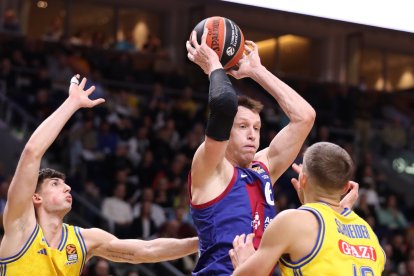 El blaugrana Vesely es disposa a llançar a cistella.