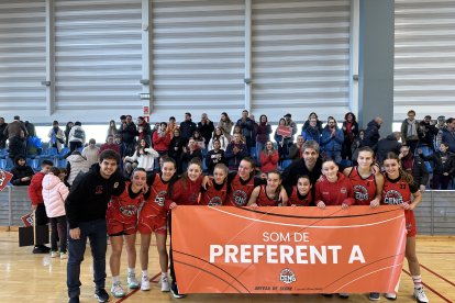 Jugadores i entrenadors de l’equip infantil femení del CENG celebren l’ascens.