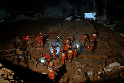 Equips de rescat treballen en una zona afectada pel terratrèmol.