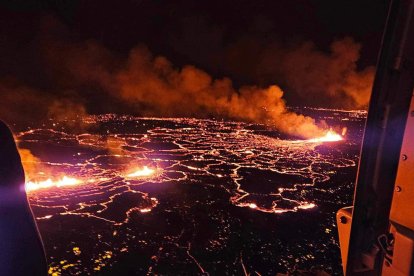 El volcà de Grindavík entra en erupció després de mesos de sismes