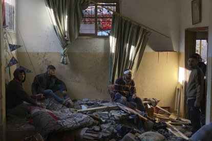 Civils palestins amuntegats entre les ruïnes d’una casa a la Franja de Gaza.