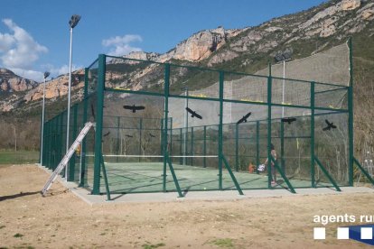 Imatge d’adhesius en una pista de pàdel de Vilanova de Meià.