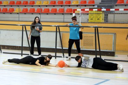 Alumnes d’Inefc Pirineus i de l’Institut La Valira, ahir durant l’activitat de golbol.