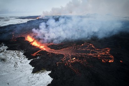 Imatge de lava i fum sortint d’una fissura volcànica.