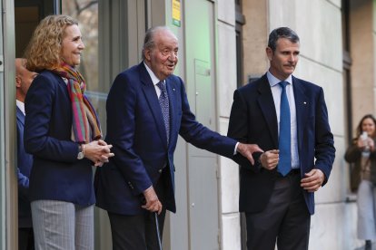 Joan Carles I i la infanta Elena, al sortir del dinar que va reunir tota la família del rei a Madrid.