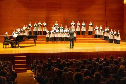 Un moment de l’actuació ahir de l’Escolania de Montserrat a l’Auditori Enric Granados de Lleida.