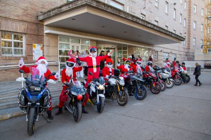 Una desena de motards vestits de Pare Noel van visitar ahir la planta de Pediatria de l’Hospital Arnau de Vilanova.