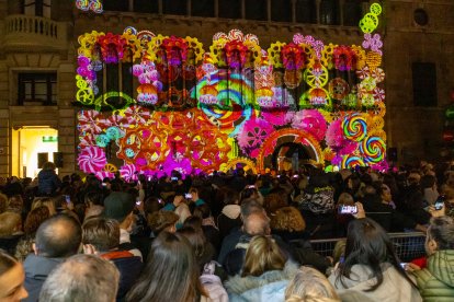 Desenes de persones es van congregar ahir a la plaça Paeria durant la videoprojecció nadalenca.