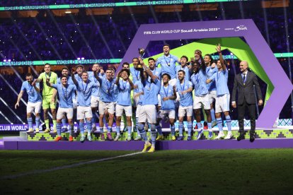 Els jugadors del Manchester City aixequen el Mundial de Clubs, el quart per a Guardiola.