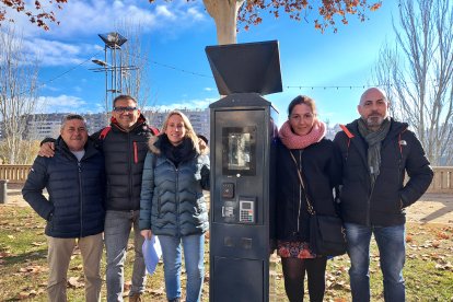 Representants sindicals dels treballadors de la zona blava i la grua posant al costat d’un dels nous parquímetres.