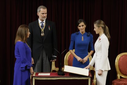 La princesa Elionor jura la Constitució davant de la presidenta del Congrés i els reis.