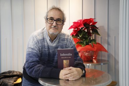 El professor i escriptor lleidatà Màrius Blàvia, la setmana passada amb el seu nou llibre, ‘Infernàlia’.