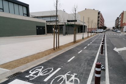 La nova vorera i el carril bici al costat de l’escola Pinyana, on falta per acabar d’instal·lar els fanals.