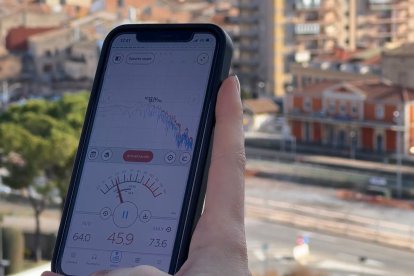 Un mesurament del so, davant l’estació de Tàrrega.