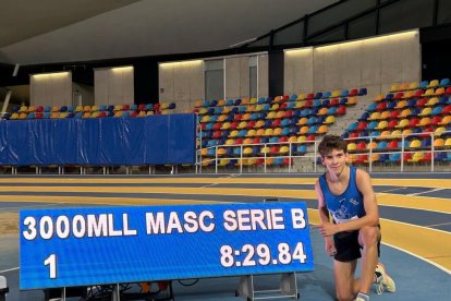 Pere Mas Ferrús, l’atleta d’Ascó del Xafatolls, posa al costat del rètol que marca el seu rècord.