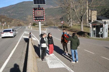 Veïns al costat del plafó que indica la velocitat dels vehicles al seu pas per Montardit de Baix.