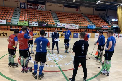 Al complet. Es van entrenar els deu jugadors de la plantilla.