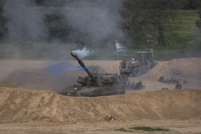 Una unitat d’artilleria israeliana dispara contra la Franja de Gaza al llarg de la frontera sud d’Israel.