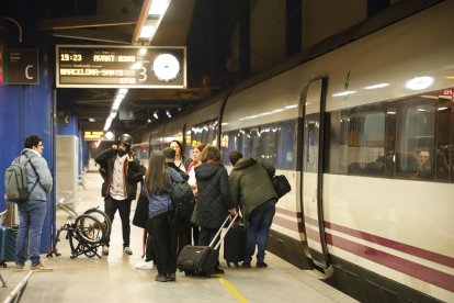 Imatge de passatgers pujant a un tren Avant a l’estació de Lleida.