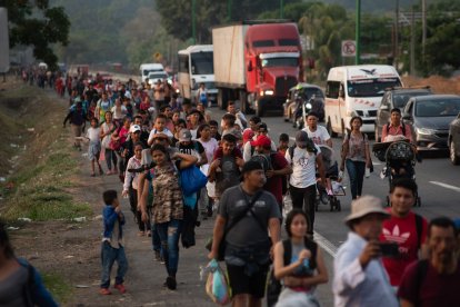 Imatge d’una caravana de migrants en direcció als EUA.