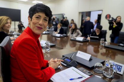 La ministra Elma Saiz a l’inici de la conferència.