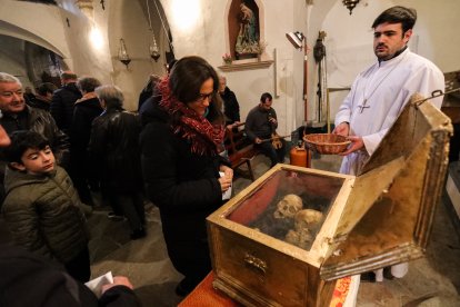 Unes setanta persones es van congregar ahir a l’església de Peramea per venerar les relíquies.