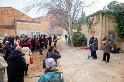 Ofrena floral i recital poètic, ahir al costat de l’escultura del poeta en el 81 aniversari de la seua mort.