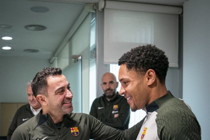 Vitor Roque, conversant ahir amb Xavi abans de l’entrenament.