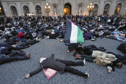 Grups propalestina van demanar ahir a Barcelona la fi de la guerra.