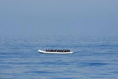 Una zòdiac, com l’auxiliada pel Marroc, en alta mar.