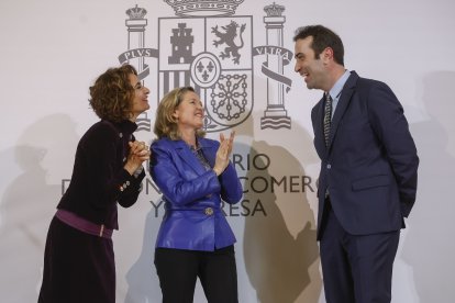 María Jesús Montero i Nadia Calviño ahir al costat del nou ministre d’Economia, Carlos Cuerpo.