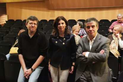 Clara Arbués, el 2015, amb Jordi Abella (Ecomuseu) i l’anterior director del Museu, Josep Giralt (dreta).