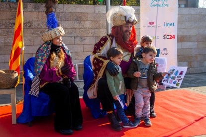 Desenes de nens i nenes van entregar ahir les cartes al Gran Camarlenc en la visita als veïns de Ciutat Jardí.