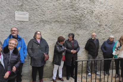 La placa en honor de les costureres de Llavorsí.