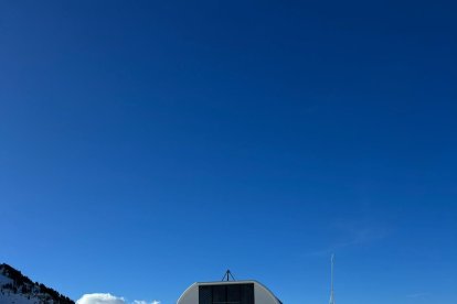 Pàrquing de Port Ainé, on nombrosos esquiadors es preparaven ahir per iniciar la jornada.