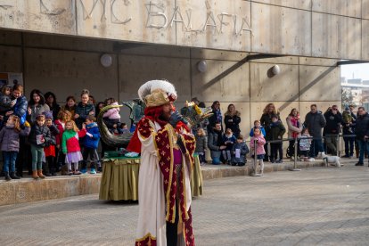 L’enviat especial dels Reis Mags va recollir diumenge les cartes dels nens al barri de Balàfia.