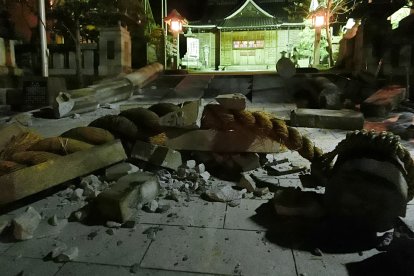 Destrossa causada en un santuari de la localitat de Kanazawa pel terratrèmol que va sacsejar el Japó.