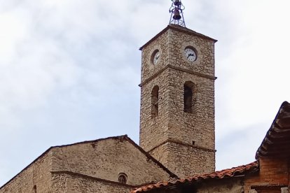 El campanar d’Aransa amb el nou rellotge.