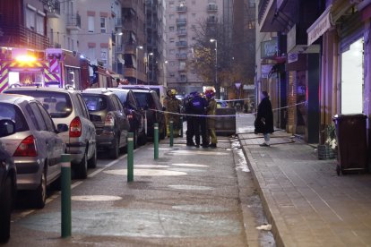 Urbana i Bombers ahir després de l’incendi en un bar a Ramon Llull.