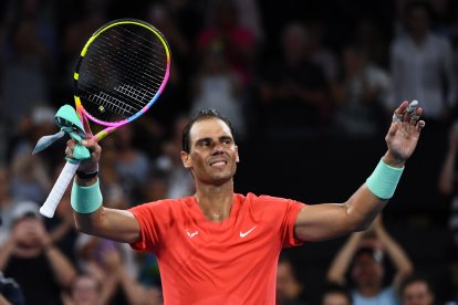 Rafa Nadal saluda els aficionats de Brisbane després de la seua victòria en la tornada a la competició.